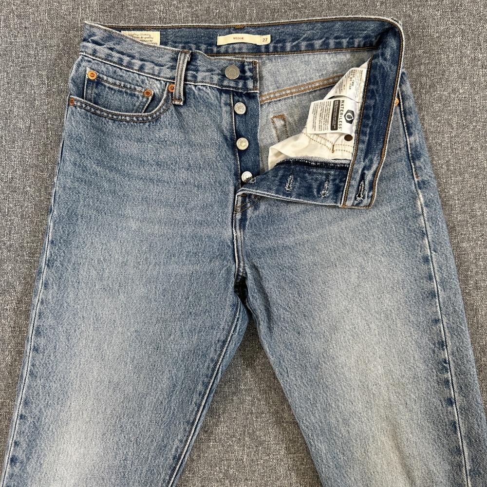Levi's Wedgie Straight Jeans Women's 27 Button Fly Raw Hem Light Wash Denim